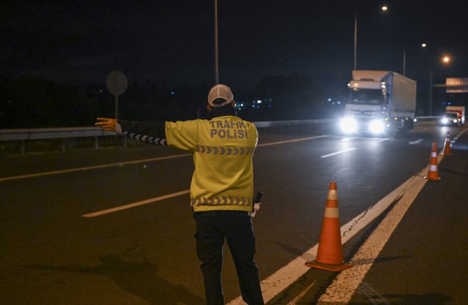 Heyelan nedeniyle kapatılan TEM Otoyolu'nun Kahramankazan gişelerinde trafik ekipleri önlem aldı