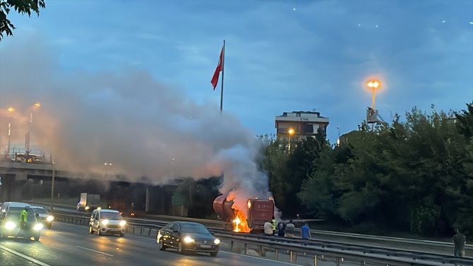 İBB'ye ait çöp taşıma aracında çıkan yangın söndürüldü