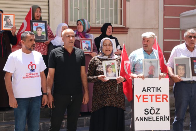 Diyarbakır'da annelerin başlattığı "evlat nöbeti"ne bir aile daha katıldı