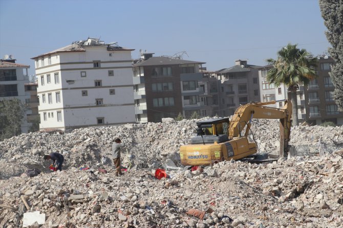 Hatay'da ağır hasarlı binaların yıkımı sürüyor