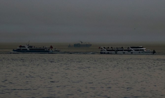 İstanbul'da denizin üzerinde kahverengi toz bulutu oluştu