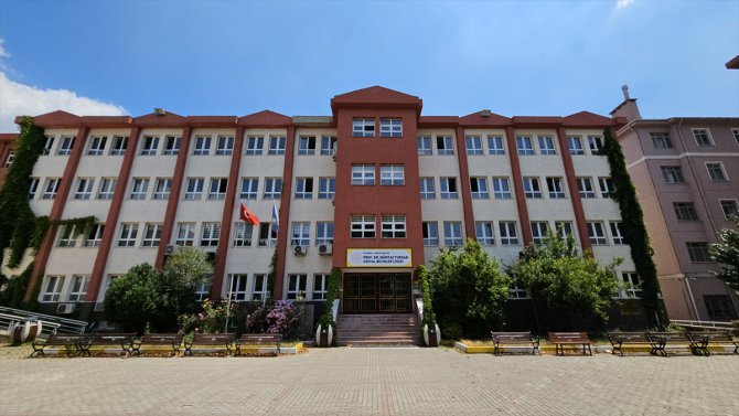Prof. Dr. Mümtaz Turhan Sosyal Bilimler Lisesinden depremzede öğrencilere burs imkanı