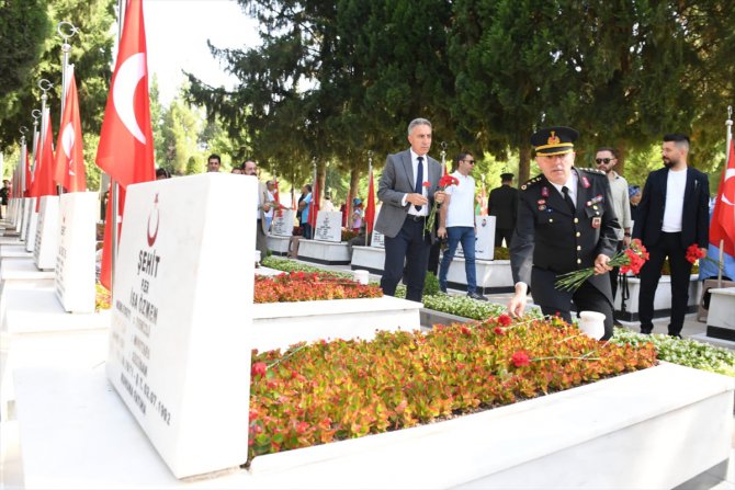 İzmir ve çevre illerdeki şehitliklerde tören düzenlendi