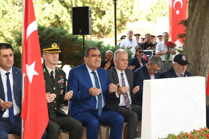 İzmir ve çevre illerdeki şehitliklerde tören düzenlendi