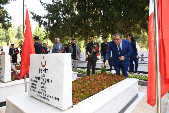 İzmir ve çevre illerdeki şehitliklerde tören düzenlendi