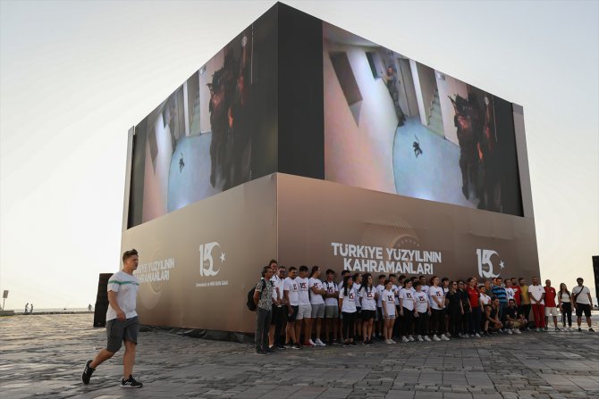 İzmir'de 15 Temmuz Demokrasi ve Milli Birlik Günü kapsamında 3 boyutlu LED Kule'de gösterim yapıldı