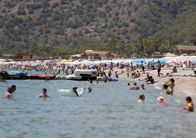 Muğla'da sıcaktan bunalanlar denizde serinlemeye çalıştı