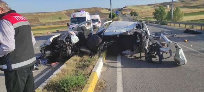 Sivas'ta devrilen otomobildeki 2 kişi öldü