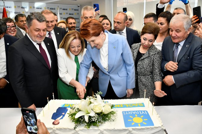 İYİ Parti Genel Başkanı Akşener'e doğum günü sürprizi