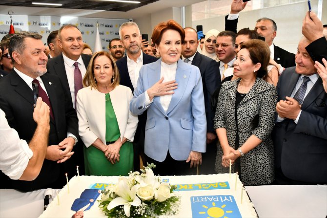 İYİ Parti Genel Başkanı Akşener'e doğum günü sürprizi