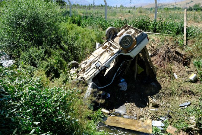 Kayseri'de devrilen otomobildeki 1 kişi öldü, 2 kişi yaralandı