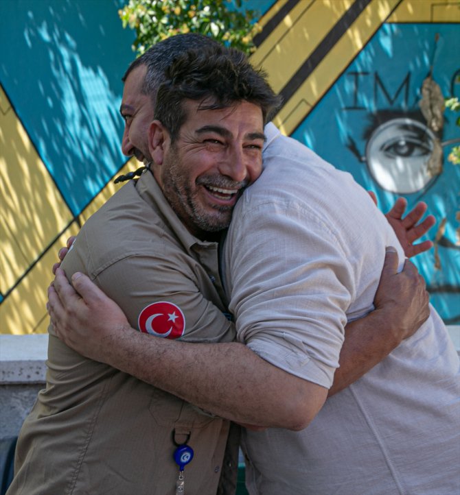 Arama kurtarma ekibi depremin 24. saatinde kurtardıkları Kemal Ateş'le bir araya geldi