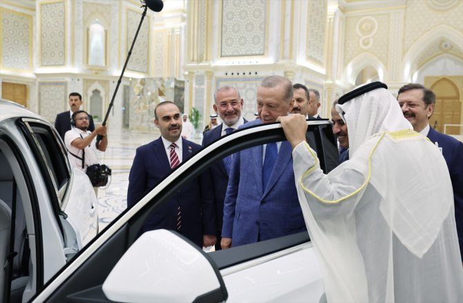 Cumhurbaşkanı Erdoğan'a Birleşik Arap Emirlikleri'nde devlet nişanı takdim edildi