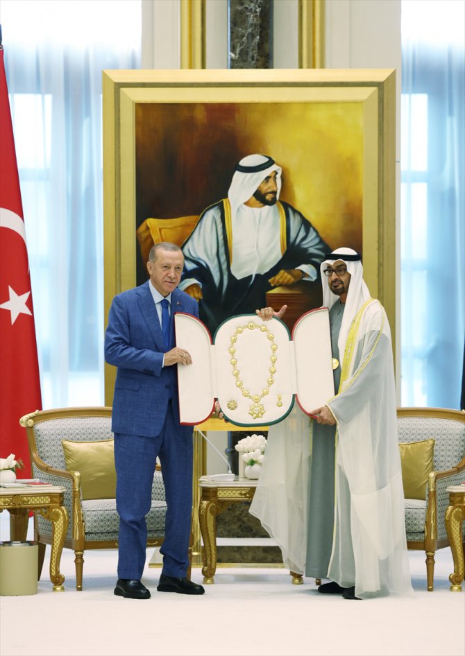 Cumhurbaşkanı Erdoğan BAE Devlet Başkanı Al Nahyan'a Togg hediye etti