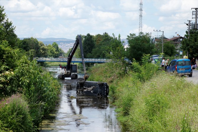 Kocaeli'de dereye devrilen cipteki 4 kişi yaralandı