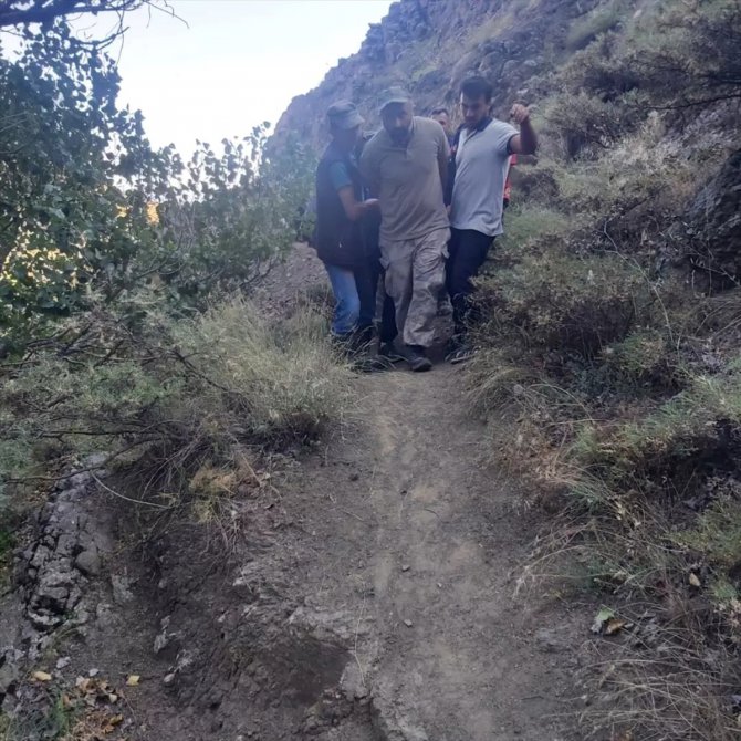 Erzincan’da dağda ayağı kırılan kadının yardımına UMKE ve AFAD ekipleri yetişti