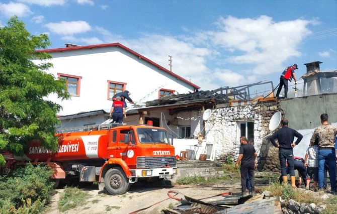 Kars'ta çıkan yangında iki ev kullanılamaz hale geldi