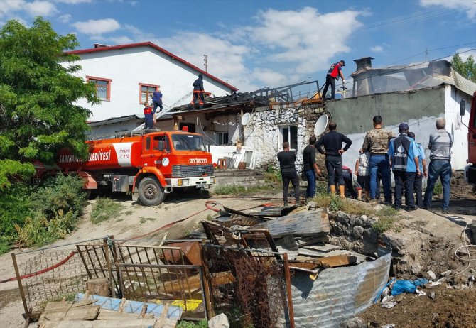 Kars'ta çıkan yangında iki ev kullanılamaz hale geldi